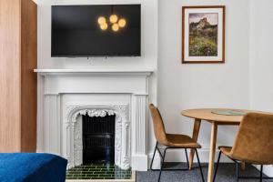 Portsea Place - Chic queen studio and parking