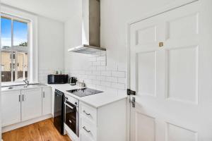 Portsea Place - Chic queen studio and parking