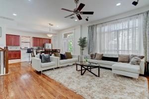 Luxury Home Minutes to Downtown Close to Everything Nice