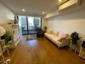 Shared modern apartment near airport - Рокдейл