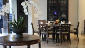 Villa De Suma - Fully Staffed Luxury Villa, Central Seminyak, walk to the beach