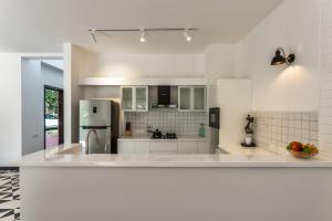 La Masillia, 2 BHK with Private Pool, 15 mins from Morjim Beach, Wifi, Peaceful location, Kitchen, Security, Patio by The Blue Kite