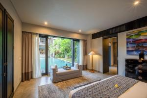 Villa De Suma - Fully Staffed Luxury Stay in Prime Seminyak, Walk to Beach