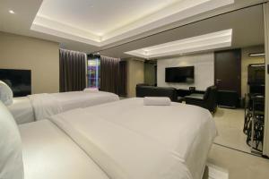 Spacious Combined Studio Apartment at Warhol (WR) Residence By Travelio