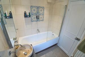 Bright Cozy Garden Retreat w Fast Wifi & 5min to Tube Subway Metro & Close to Park & Street Parking P4P