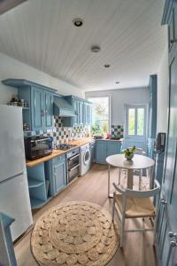 Bright Cozy Garden Retreat w Fast Wifi & 5min to Tube Subway Metro & Close to Park & Street Parking P4P