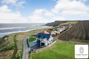 Luxury 4-Bedroom Beachfront Home with Hot Tub & Games Room - 凯顿