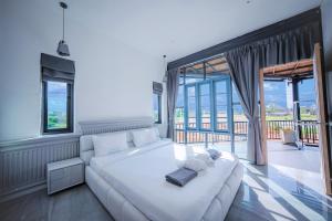 BangTao 6-bedroom villa 18 meters, competition-grade swimming pool, industrial style design aesthetic, gaming and entertainment floor, suitable for family vacations and group gatherings