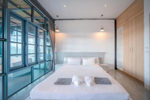 BangTao 6-bedroom villa 18 meters, competition-grade swimming pool, industrial style design aesthetic, gaming and entertainment floor, suitable for family vacations and group gatherings