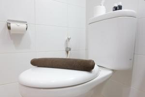 Modern Designed and Strategic Studio Room at Beverly Dago Apartment By Travelio