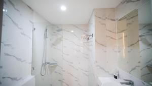 New and Cozy Studio at 88 Avenue Apartment By Travelio