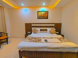P Palace - Near Kashi Vishwanath Temple