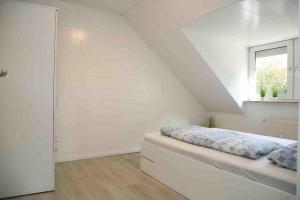 Moderne Wohnung mit Balkon, Küche, Garten Smart-TV