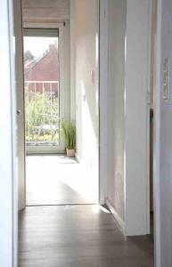 Moderne Wohnung mit Balkon, Küche, Garten Smart-TV