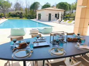 Villa Qalaisie - Luxury Villa for 16 on Terre Blanche Golf Estate