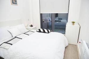 Apartment-Sleeps4-StreetParking-Balcony-Duplex