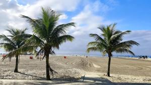 Apto aconchegante com 2 quartos, a 40mt da praia em frente a feirinha da Guilhermina