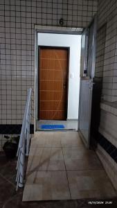 Apto aconchegante com 2 quartos, a 40mt da praia em frente a feirinha da Guilhermina