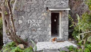 Dolce Lava - Luxury LavaStone Suite