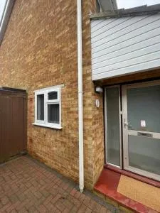 Spacious 3 Bedroom Home in Bletchley - 梅斯苔丝