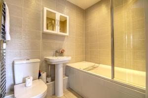 Beautiful 2 Bed House, Central spot with free parking