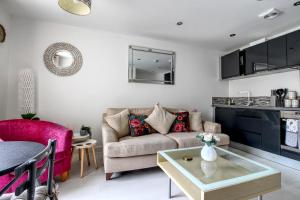 Beautiful 2 Bed House, Central spot with free parking