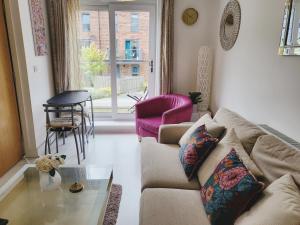 Beautiful 2 Bed House, Central spot with free parking