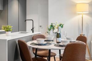 Stunning 2BR Apartment in Melb CBD with Pool and Gym