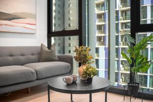 Stunning 2BR Apartment in Melb CBD with Pool and Gym