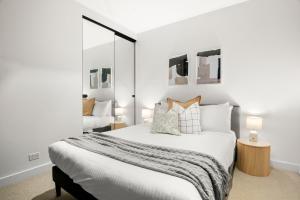 Stunning Apartment at Marvel Stadium with Parking & Amenities