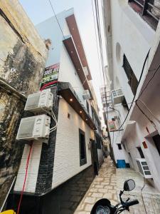 Kedar Stays By Inka Kashi