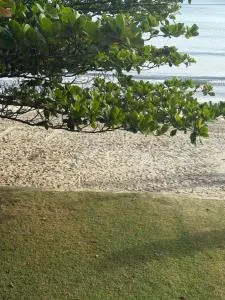 Quarto com suite em casa familiar , pé na areia na praia do Perequê em Porto Belo SC , somente o quarto e o banheiro privativo as demais dependências não estão inclusas - Perequê