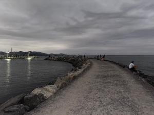 Quarto com suite em casa familiar , pé na areia na praia do Perequê em Porto Belo SC , somente o quarto e o banheiro privativo as demais dependências não estão inclusas