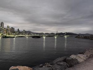 Quarto com suite em casa familiar , pé na areia na praia do Perequê em Porto Belo SC , somente o quarto e o banheiro privativo as demais dependências não estão inclusas