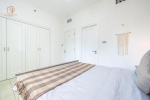 Cozy Old Town 2-Bed Apartment with Burj Khalifa Views 202RH-2