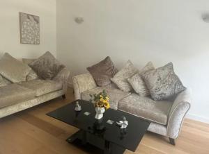 Calm & Cozy Stay in Calderstones Area