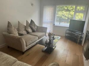 Calm & Cozy Stay in Calderstones Area