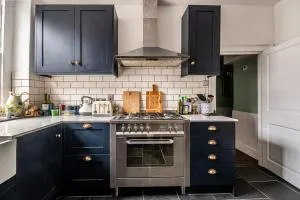 Grand Central Sleeps 6 - Short Stays UK Ltd - Upton Pyne