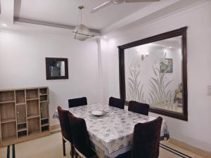 Hostmystay-3BHK in GK3 ! Mblck