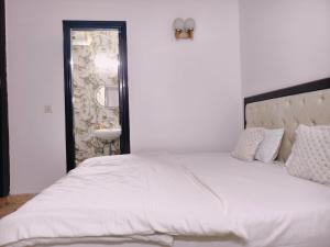 Hostmystay-3BHK in GK3 ! Mblck
