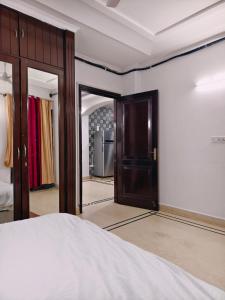 Hostmystay-3BHK in GK3 ! Mblck