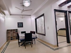 Hostmystay-3BHK in GK3 ! Mblck