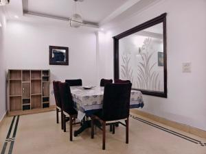 Hostmystay-3BHK in GK3 ! Mblck