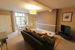 Large clifton one bed flat and parking