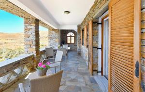 Amazing 2 bedroom apartment overlooking the Marina of Vourkari