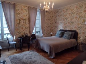 Maison Bourgeoise classée 3 étoiles à 100 m des Bords de Loire avec parkings privés