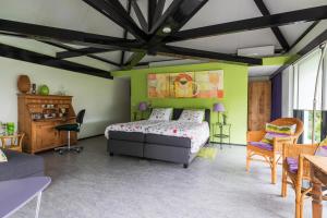 King Room with Garden View room in B&B van Dinter