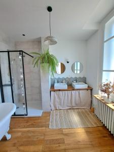 Villas Charming house with pool, near metro : photos des chambres