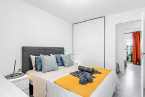 Central location - Walk to the beach, shops & dining