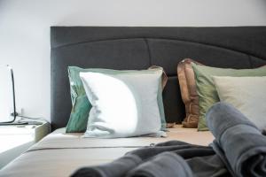 Central location - Walk to the beach, shops & dining